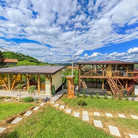 Bosnian Pyramid Glamping مكان تخييم فيسوكو
