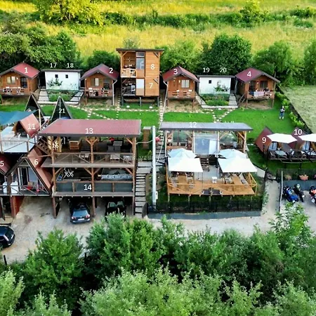 Bosnian Pyramid Glamping مكان تخييم فيسوكو